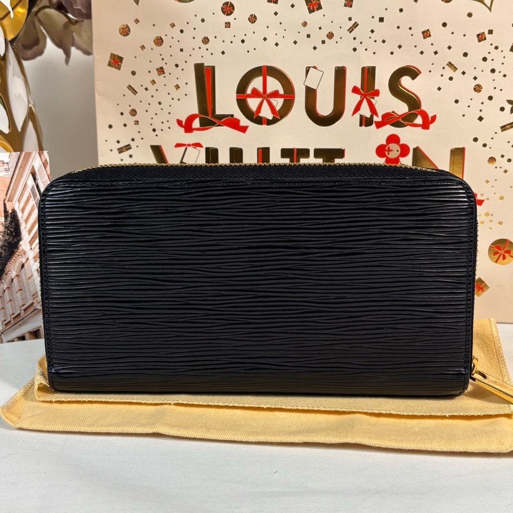 Absolutely Stunning Louis Vuitton Zippy Wallet Epi Noir - Picture 2 of 15